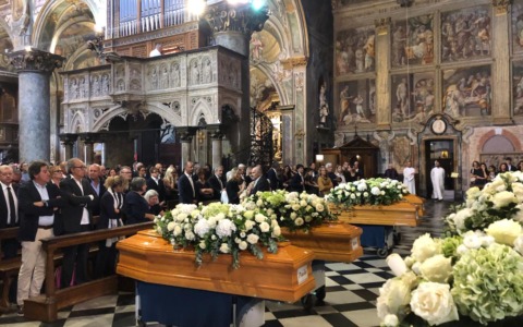 Duomo gremito per l’ultimo saluto a Paolo, Cristina, Matteo e Pietro: Monza ha detto addio alla famiglia Gianturco
