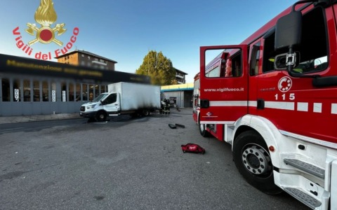 Furgone a fuoco alla stazione di servizio