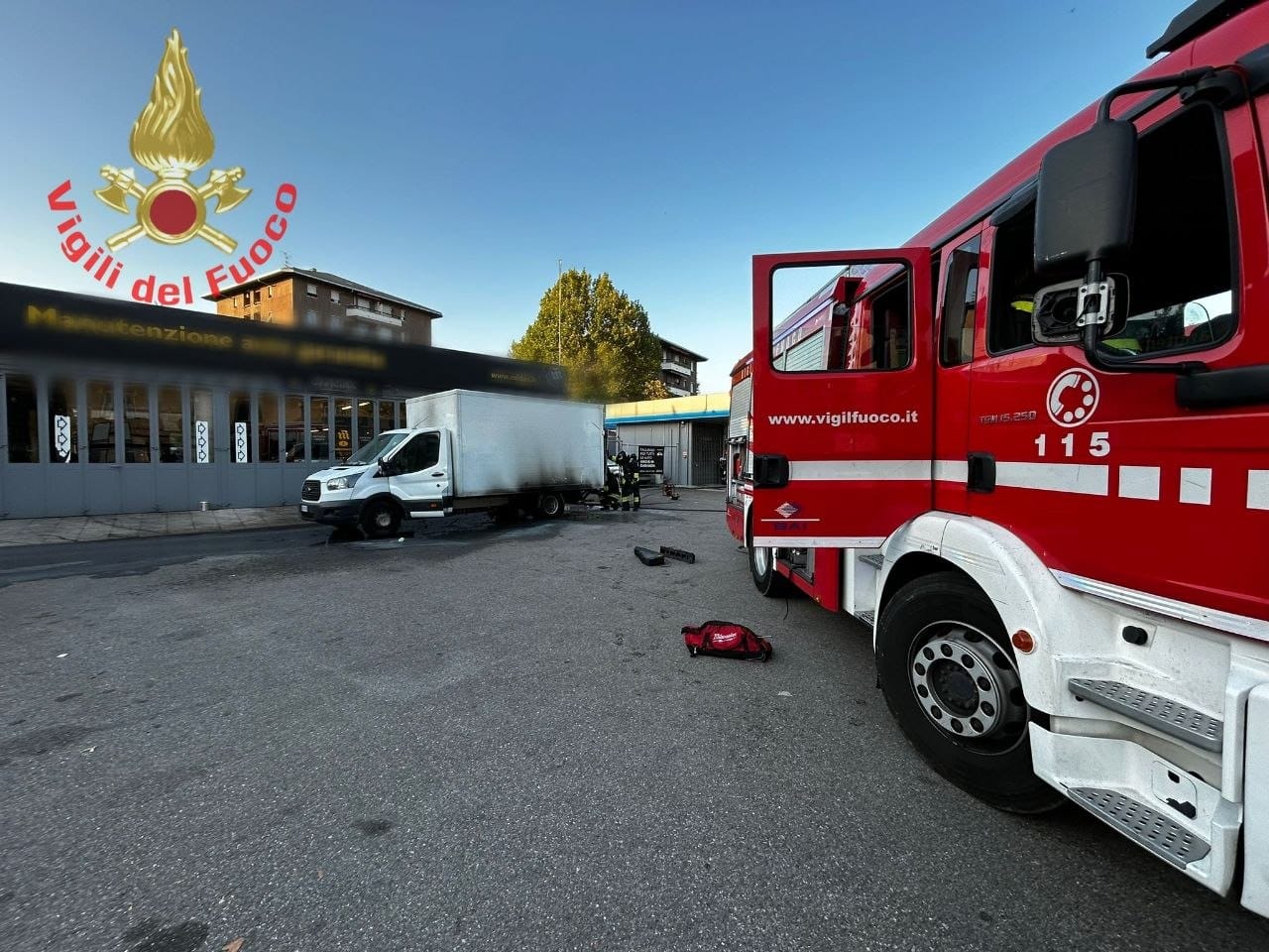 Furgone a fuoco alla stazione di servizio