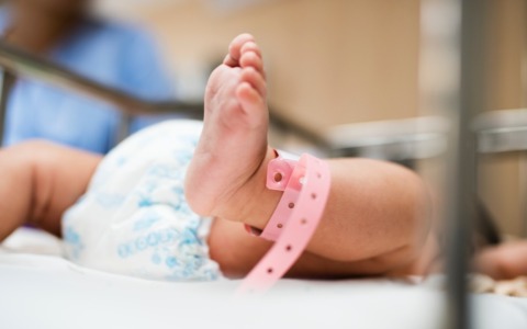 Per le neo mamme c’è l’ostetrica a domicilio