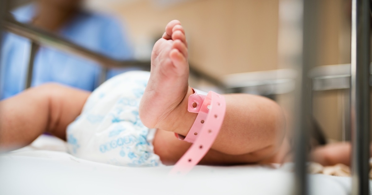 Per le neo mamme c’è l’ostetrica a domicilio