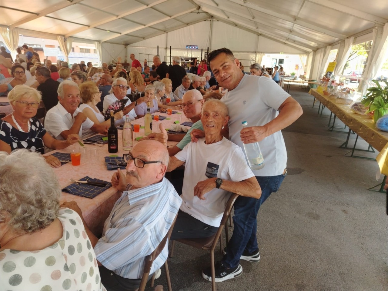 Un successo il pranzo di Ferragosto, a servire ai tavoli anche l’assessore
