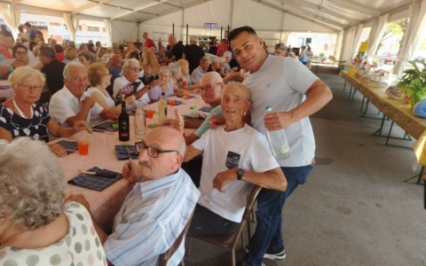 Un successo il pranzo di Ferragosto, a servire ai tavoli anche l’assessore