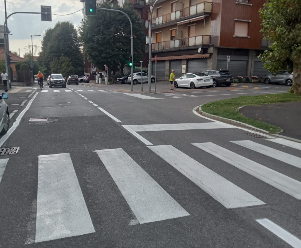 Segnaletica orizzontale tutta storta, la consigliera la fa rifare