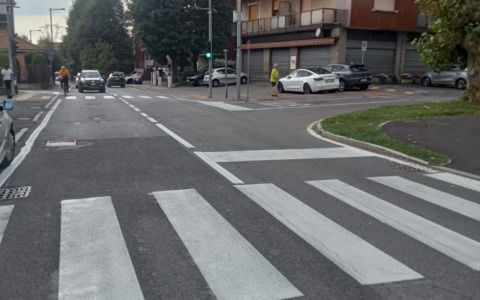 Segnaletica orizzontale tutta storta, la consigliera la fa rifare