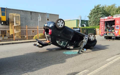 Auto si ribalta in via Edison, paura per due giovani cugine