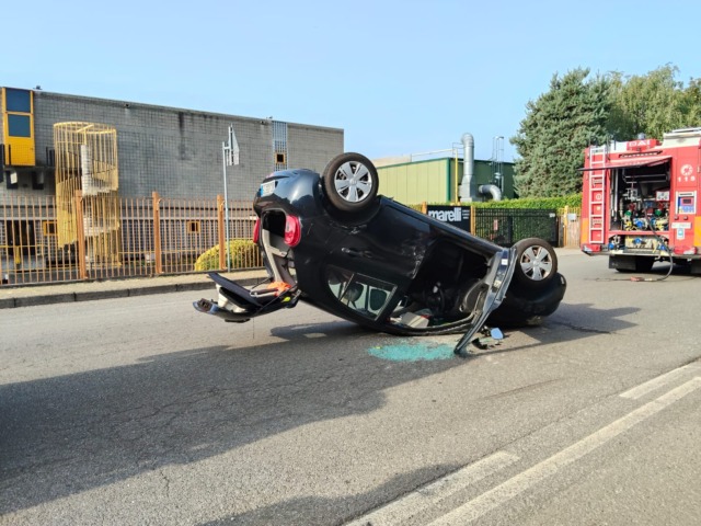 Auto si ribalta in via Edison, paura per due giovani cugine