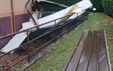 Tetti divelti e alberi abbattuti: il maltempo devasta Lentate