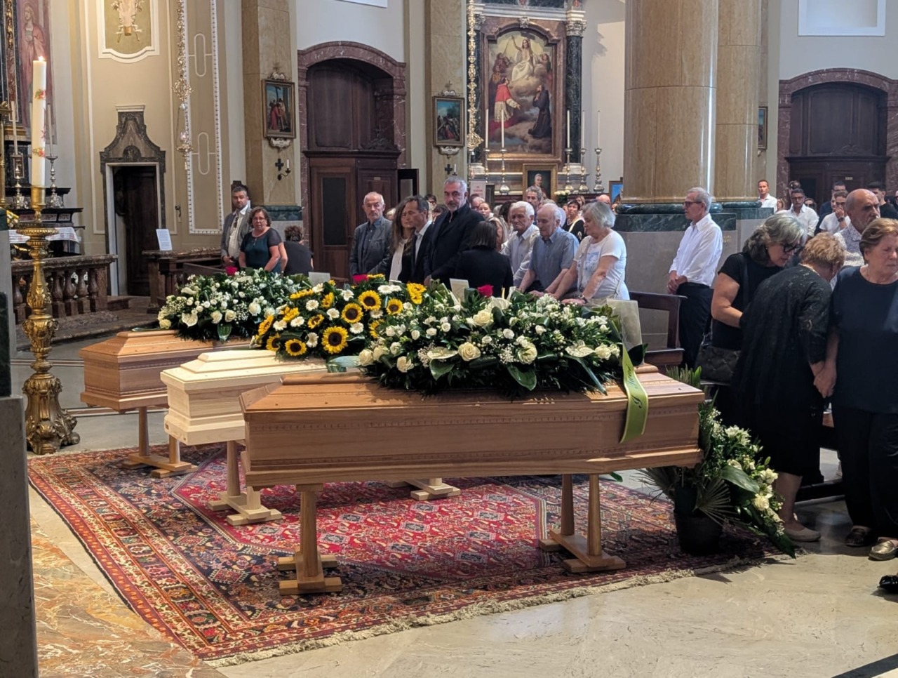 I funerali della famiglia Angelucci: “Grazie per l’amore in cui avete creduto”