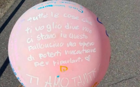 Un palloncino rosa vola dalla Brianza al lago d’Iseo: «Ciao mammina, mi manchi tanto»