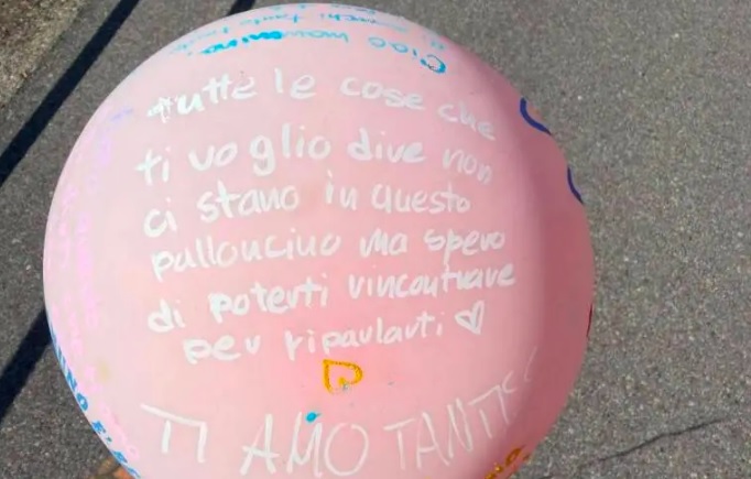 Un palloncino rosa vola dalla Brianza al lago d’Iseo: «Ciao mammina, mi manchi tanto»
