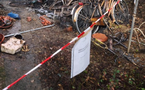 Brucia rifiuti in un terreno a Brugherio, danni anche alle barriere dell’A4: nei guai un 75enne