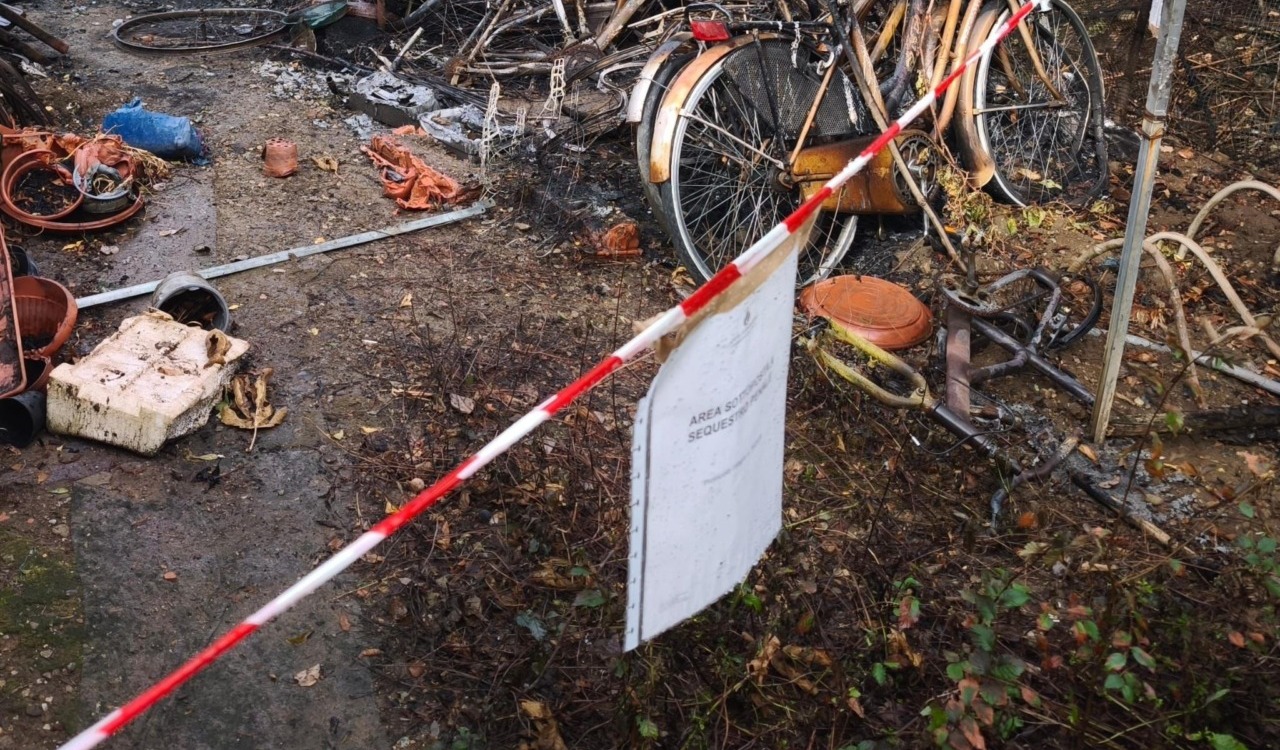 Brucia rifiuti in un terreno a Brugherio, danni anche alle barriere dell’A4: nei guai un 75enne