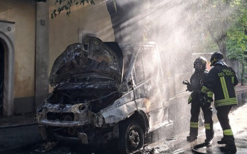 Incendio distrugge un mezzo per la raccolta dei rifiuti