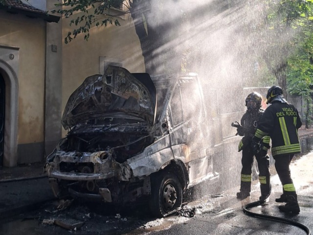 Incendio distrugge un mezzo per la raccolta dei rifiuti