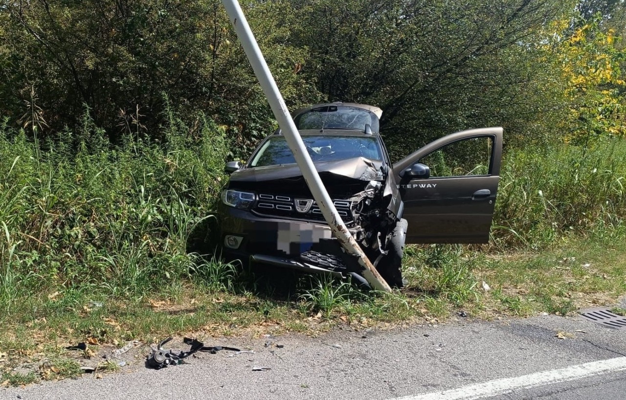 Auto contro il lampione, ferita una 49enne