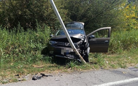 Auto contro il lampione, ferita una 49enne