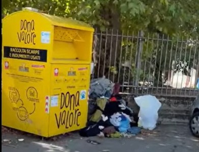 Ancora rifiuti abbandonati vicino al cassonetto giallo, l’indignazione di chi vive a San Carlo