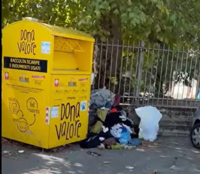 Ancora rifiuti abbandonati vicino al cassonetto giallo, l’indignazione di chi vive a San Carlo