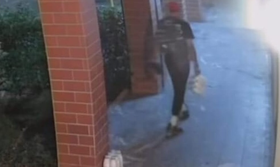 Ruba dodici litri di latte dal bar di Monza: il ladro “beccato” dalle telecamere