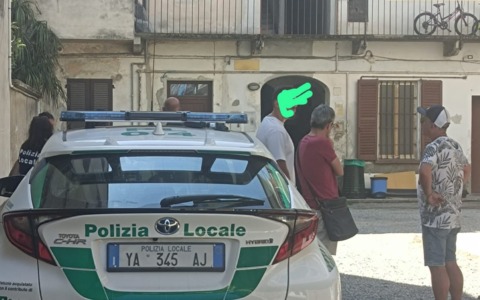 Dramma della solitudine: 61enne trovato morto in casa