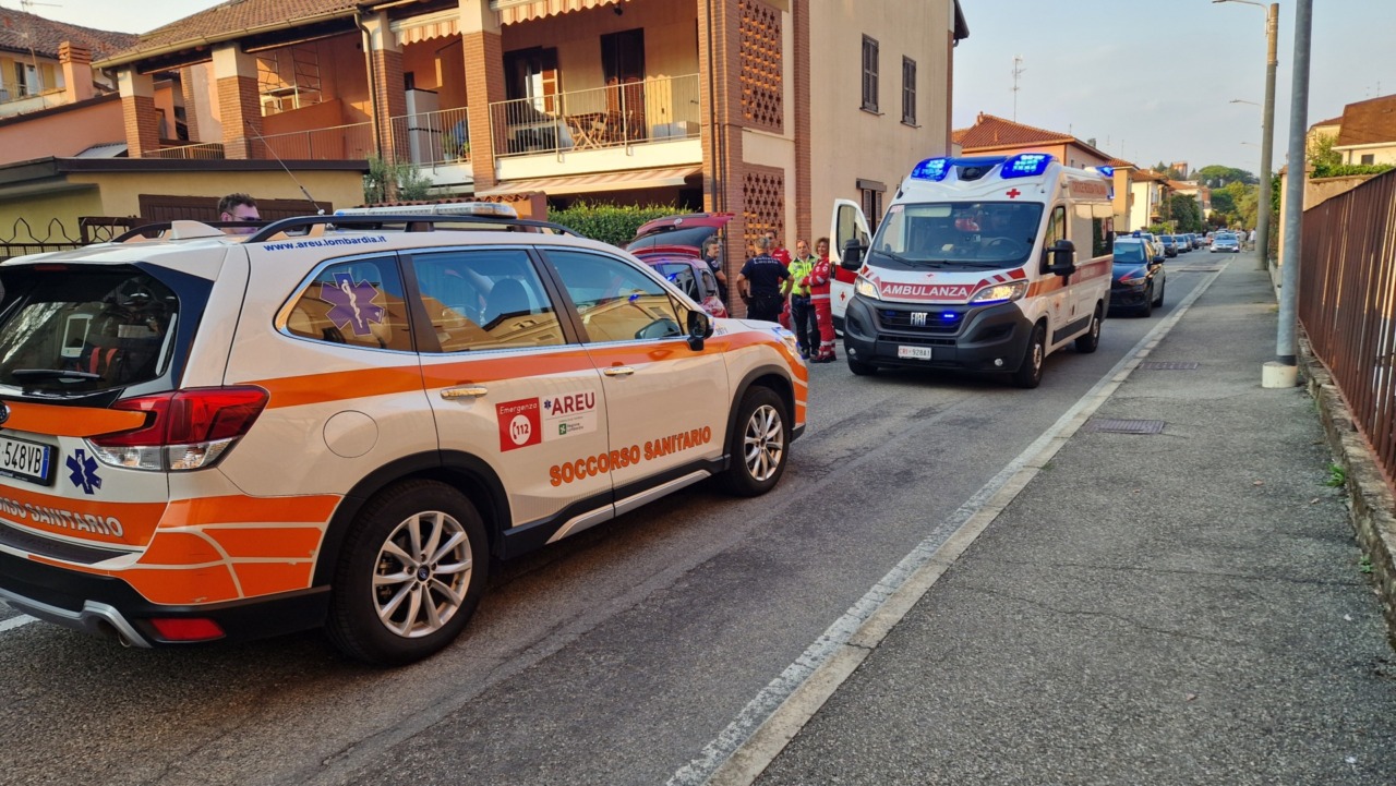 Privo di sensi nella sua auto, i soccorritori sfondano il finestrino