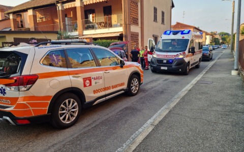 Privo di sensi nella sua auto, i soccorritori sfondano il finestrino