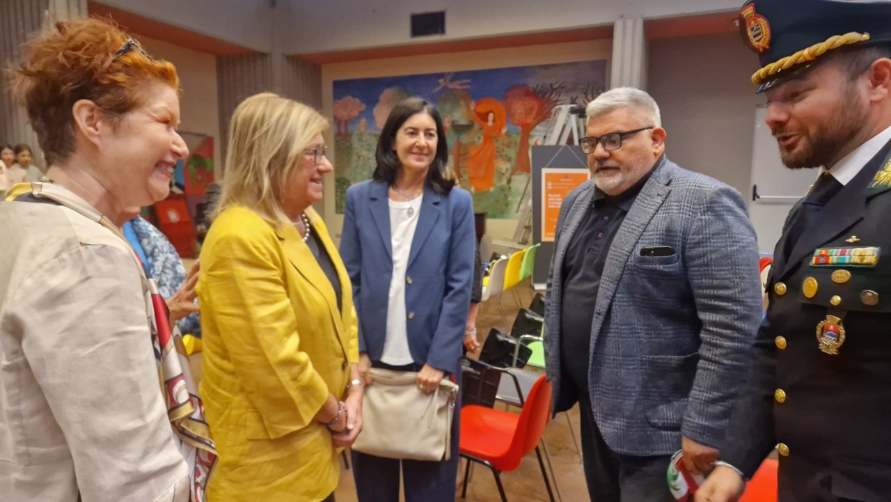 ll sottosegretario all’Istruzione in visita alle scuole di Arcore, il Pd non dimentica il caso “Olivetti”