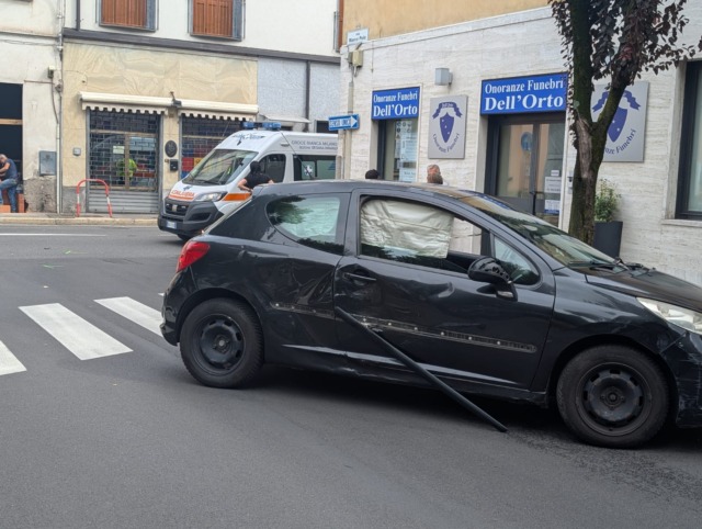 In moto contro un’auto, grave un centauro