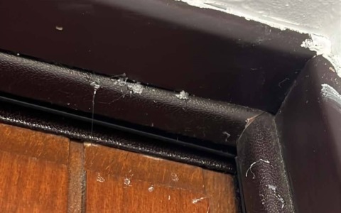Colla sulle porte delle case, allarme a Muggiò: un “segnale” dei ladri? «Controllate gli ingressi»