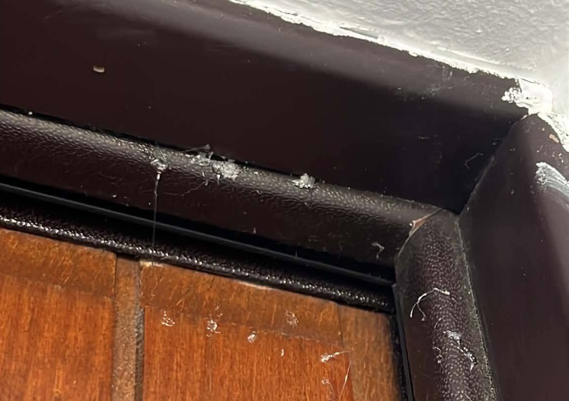 Colla sulle porte delle case, allarme a Muggiò: un “segnale” dei ladri? «Controllate gli ingressi»