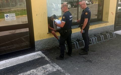 In stazione in stato di ebbrezza dà in escandescenze: denuncia, sanzione e allontanamento per 48 ore