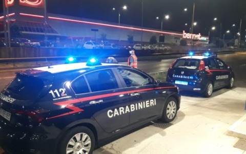 Colpo da film al centro commerciale: bottino da centinaia di migliaia di euro a Lentate