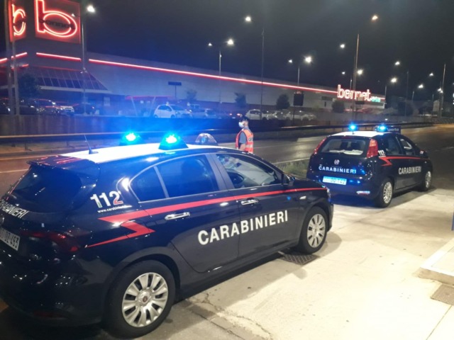 Colpo da film al centro commerciale: bottino da centinaia di migliaia di euro a Lentate