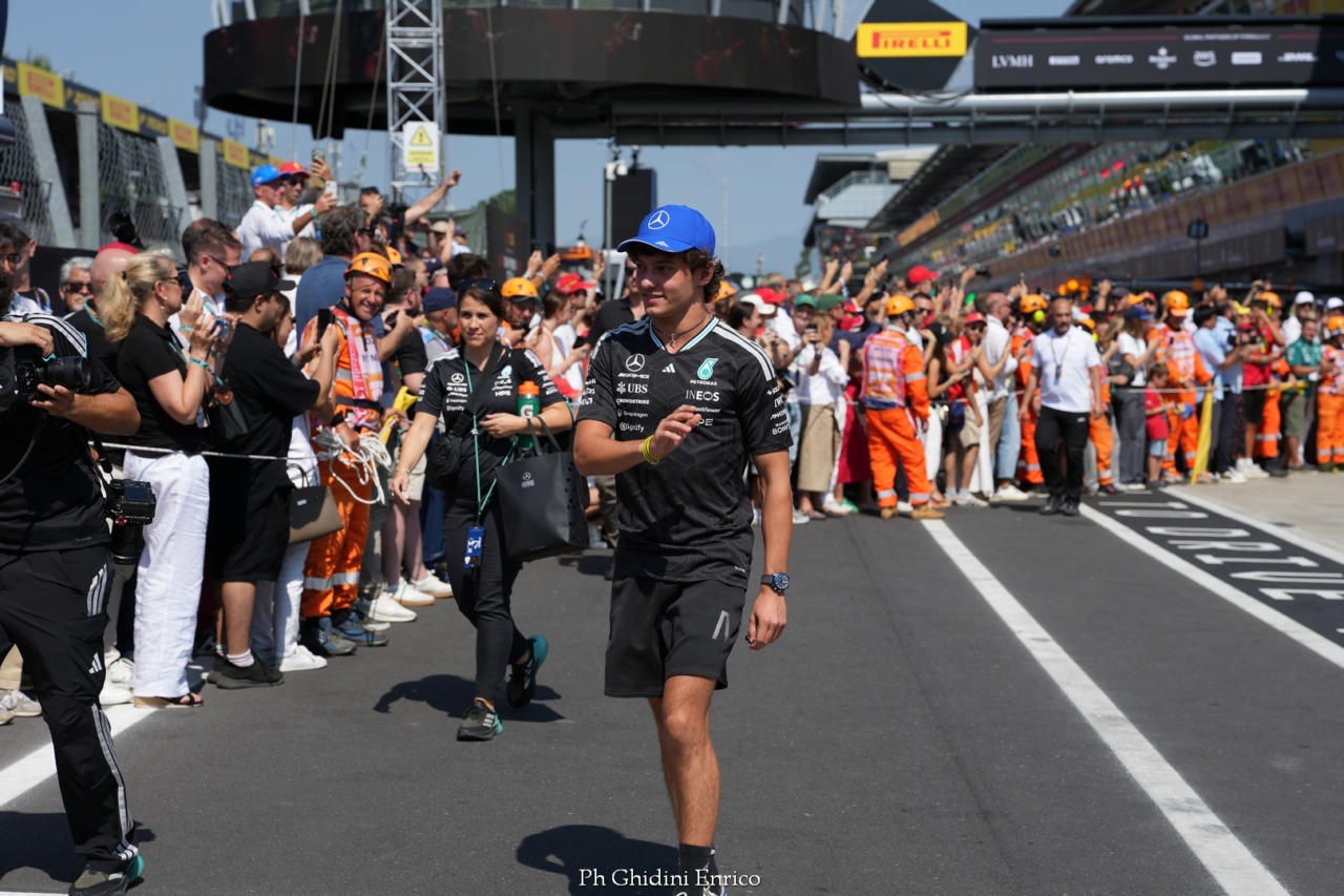 Gran Premio, cresce l’attesa: i piloti in pista per la parata e tutte le foto della Ferrari di Schumacher