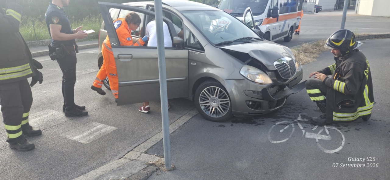 Perde il controllo in curva e finisce sul marciapiede: in due all’ospedale