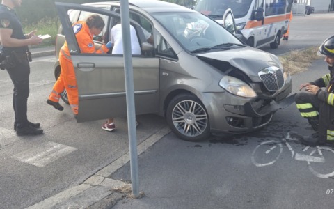 Perde il controllo in curva e finisce sul marciapiede: in due all’ospedale