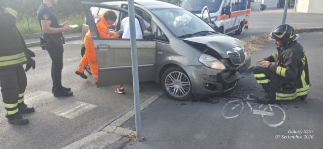 Perde il controllo in curva e finisce sul marciapiede: in due all’ospedale