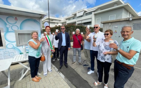 Albiate ha una nuova casetta dell’acqua: inaugurato il totem della frazione Dosso
