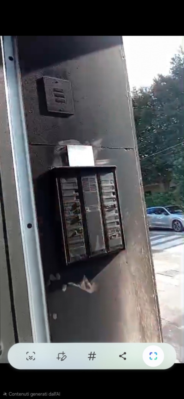 Notte di paura a Villasanta: dà fuoco al portone di un condominio e scappa