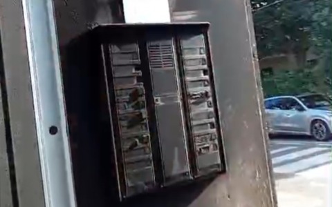 Notte di paura a Villasanta: dà fuoco al portone di un condominio e scappa