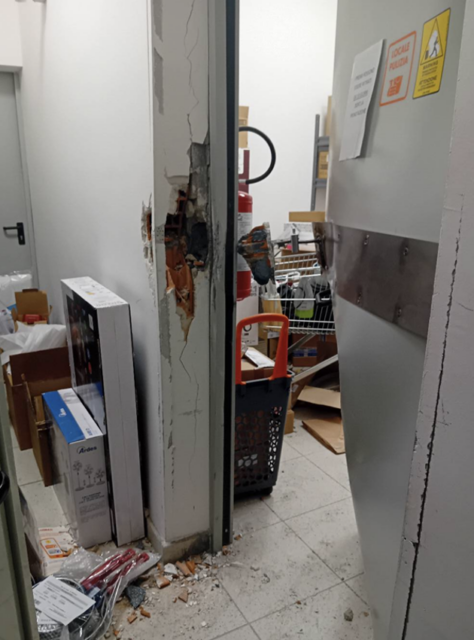 Cercano di rubare la cassaforte del supermercato ma vengono beccati da guardie giurate e carabinieri: un arresto