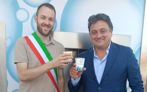 Taglio del nastro per la casetta dell’acqua di Cornate d’Adda