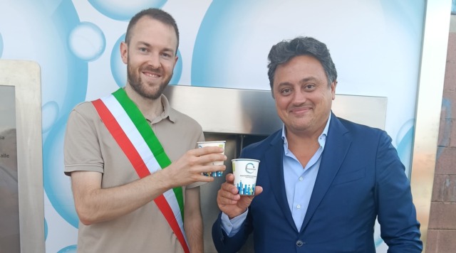 Taglio del nastro per la casetta dell’acqua di Cornate d’Adda