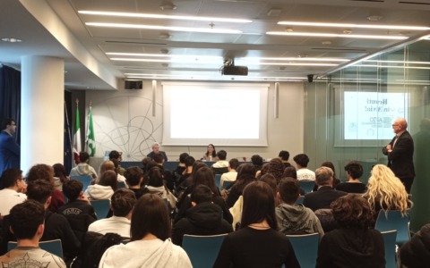 “La memoria di Seveso tra i banchi di scuola”, la mostra degli studenti sul 50esimo della diossina