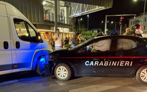 Un 33enne di Monza, ubriaco, sperona con un furgone i carabinieri di Bergamo e rischia il linciaggio