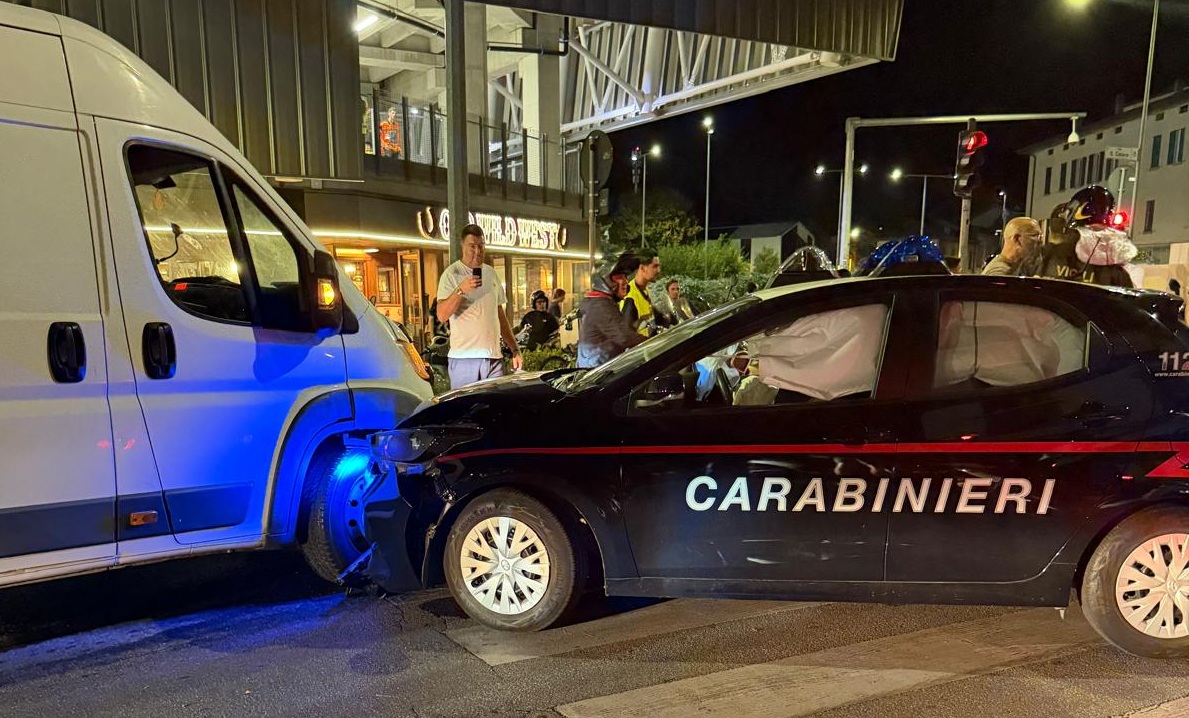 Un 33enne di Monza, ubriaco, sperona con un furgone i carabinieri di Bergamo e rischia il linciaggio