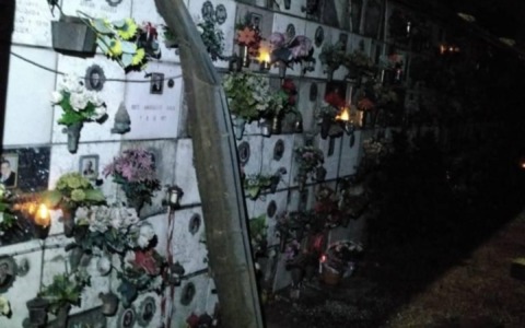 Tentano di rubare il rame al cimitero: messi in fuga dagli agenti