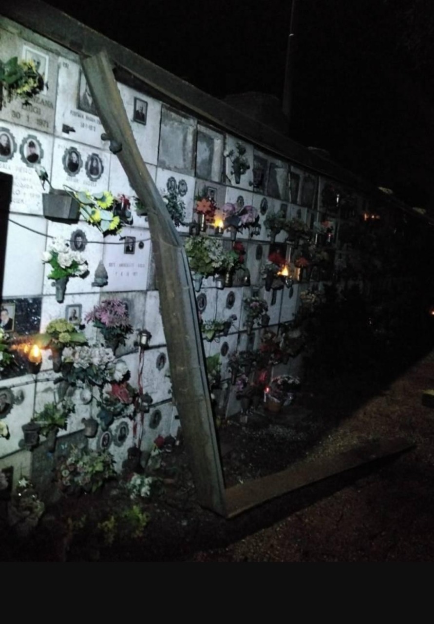 Tentano di rubare il rame al cimitero: messi in fuga dagli agenti