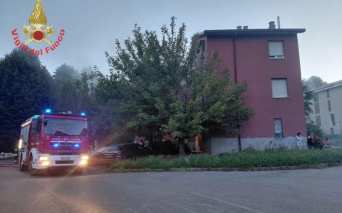 Aggredisce l’ex e l’attuale compagno e poi appicca il fuoco al loro appartamento: arrestato